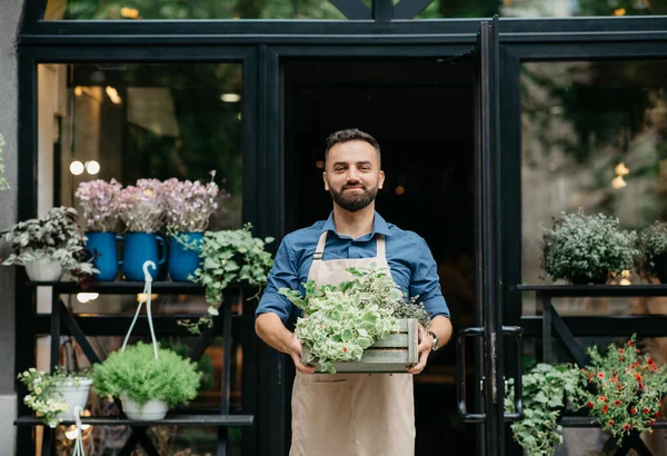 Malý podnikatel pracuje v květinářství a služby zákazníkům — Stock fotografie