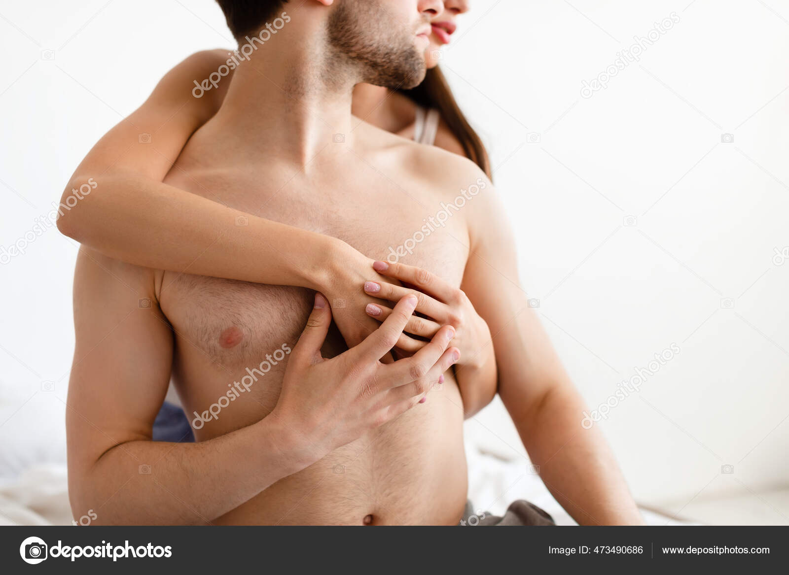 Gizemli kadın çıplak erkeğe dokunuyorYakınlaşma anları yataktaHeyecanlı dokunuşlar