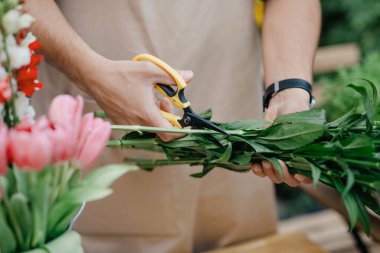 Covid-19 karantina, buket siparişi ve çiçekçiden teslimat.