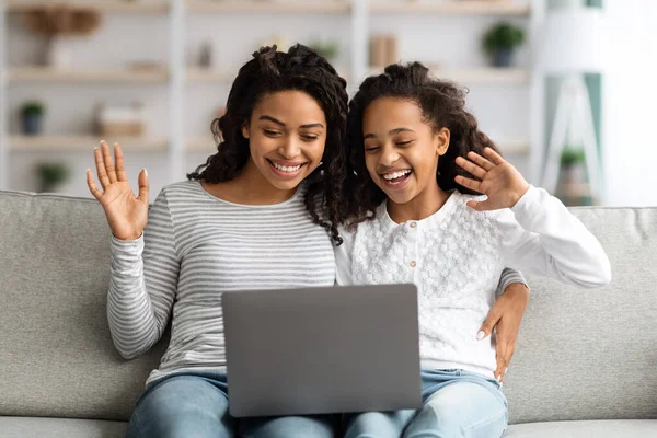 Fröhlich schwarze Mutter und Tochter mit Video-Chat mit Papa — Stockfoto