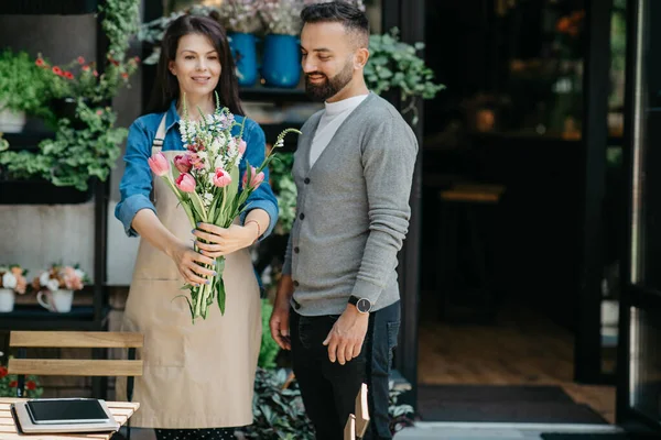 Estação florescente, pequeno negócio, estúdio de flores e trabalho de florista com o cliente — Fotografia de Stock