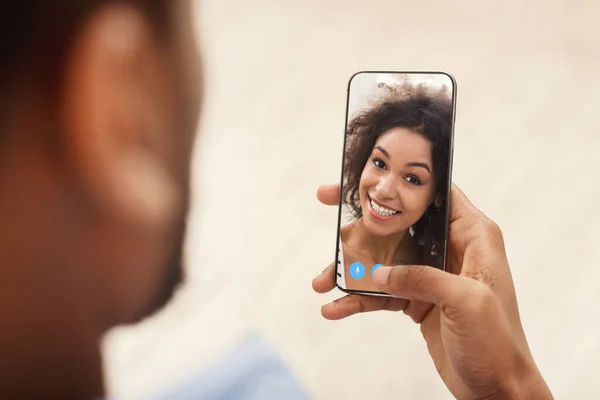 Komunikasi jarak jauh. Orang kulit hitam dengan smartphone membuat panggilan video ke pacarnya — Stok Foto