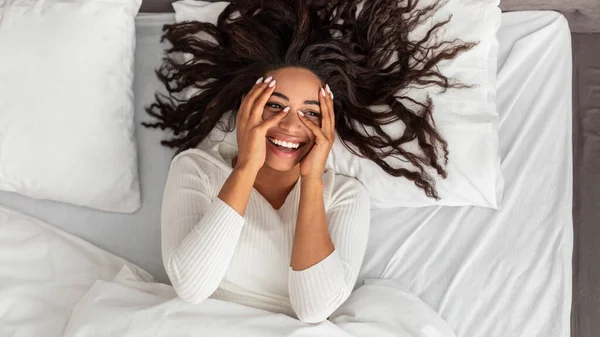 Szczęśliwa młoda Afroamerykanka pozowała po przebudzeniu — Zdjęcie stockowe