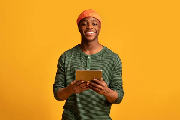 Feliz preto milenar cara segurando Digital Tablet e sorrindo para a câmera — Fotografia de Stock