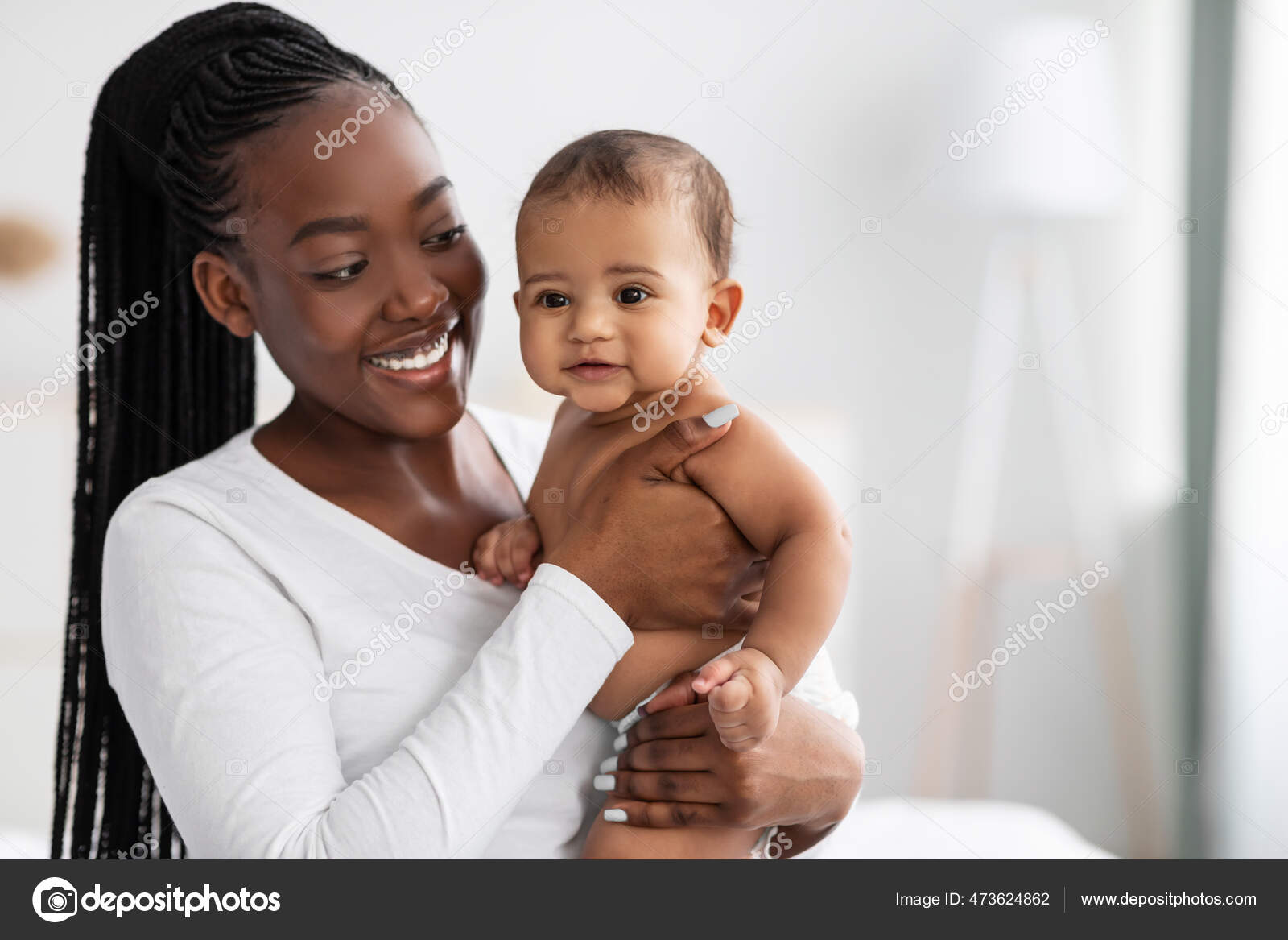 Afrikansk amerikansk barnepige krammer hendes søde spædbarn og poserer —  Stockfoto © Milkos #473624862, image size:1600x1167