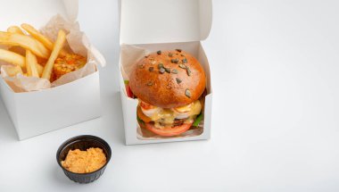 Ev ya da ofis servisi için modern fast food restoranının lezzetli iştah açıcı menüsü