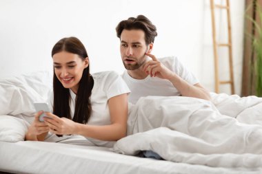 Şüpheli Koca, Aldatan Eşler Arkasından Mesajlar Okuyor