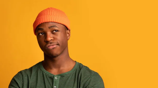 Zweifelhafter schwarzer Hipster Guy schaut ungläubig auf Kopierraum — Stockfoto