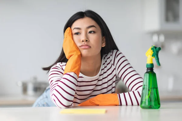 Vermoeide Aziatische dame met stofdoek, kopieerruimte — Stockfoto