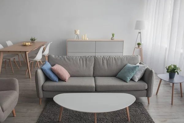 Ninguém no apartamento, estilo minimalista e blog moderno sobre o interior — Fotografia de Stock