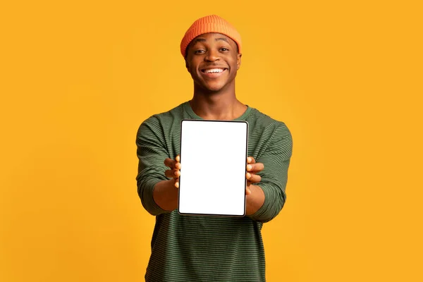 Alegre negro Hipster Guy Demostración de tableta digital con pantalla blanca en blanco —  Fotos de Stock