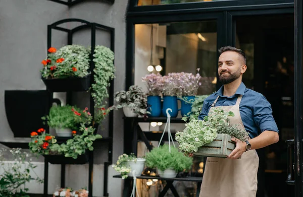 Vendere piante in negozio di fiori, negozio di apertura e piccola impresa in città, all'aperto — Foto Stock