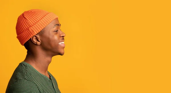 Profile Portrait Of Cheerful Black Hipster Guy In Orange Hat — Stock Photo, Image