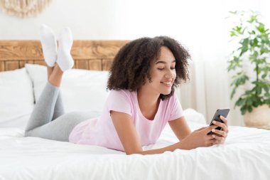 Tatil, hafta sonu, evde aletlerle ve sosyal ağlarla boş zaman.