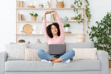 Evde çalışma, dinlenme, serbest çalışma ve modern teknoloji covid-19 karantinasında.