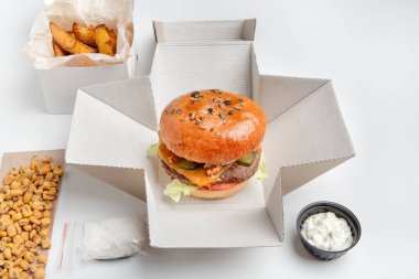 Covid-19 salgını ve fast food ve aperatiflerin restorandan eve veya ofise teslimi