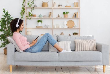 Boş zaman, hafta sonları, COVID-19 salgını sırasında cihazlarla evde dinlenmek.