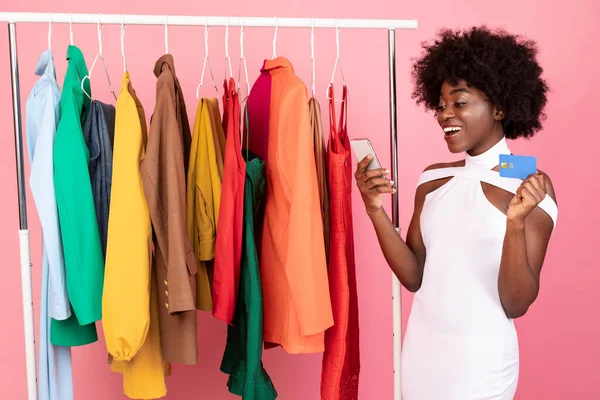Donna nera utilizzando Smartphone con applicazione mobile Shopping, sfondo rosa — Foto Stock