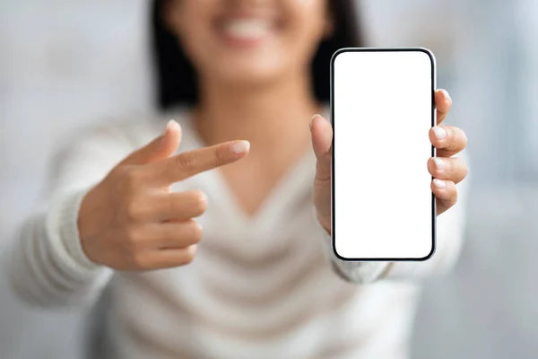 Irriconoscibile giovane donna che punta a Smartphone con schermo bianco vuoto nelle mani — Foto Stock