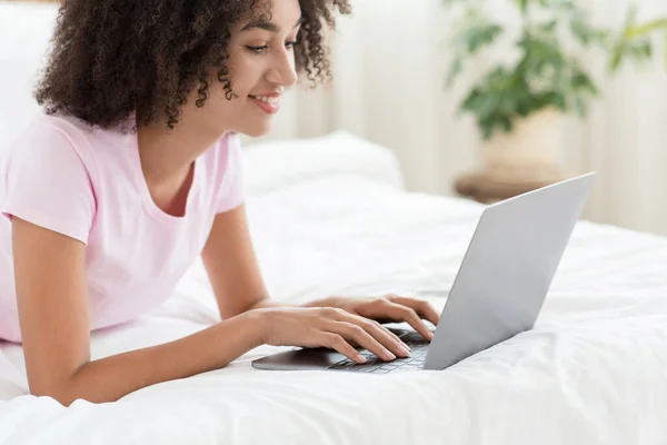 Relaxado Africano americano senhora desfrutando fim de semana, navegar na internet no laptop — Fotografia de Stock