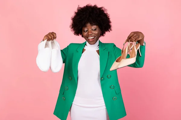 Afro-americano Shopaholic Woman Elegir el calzado de moda sobre el fondo rosa —  Fotos de Stock