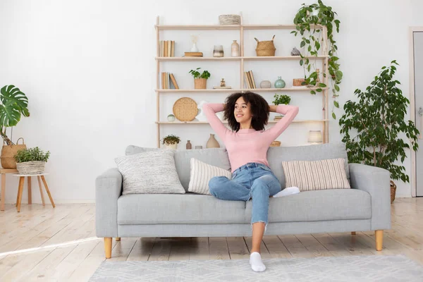 Calme et tranquillité, repos et détente à la maison après le nettoyage et les tâches ménagères — Photo