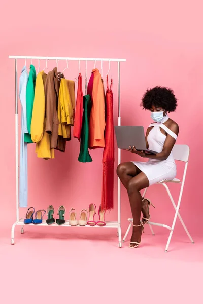 African American Lady Shopping en ligne via ordinateur portable portant masque, studio — Photo