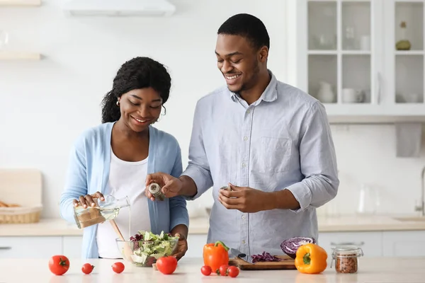 Alegre familia embarazada cocinar juntos en casa — Foto de Stock