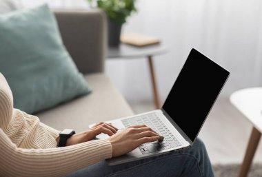 Evden modern çalışma, internette sörf, covid-19 sırasında yeni normal ve kendini izole etme