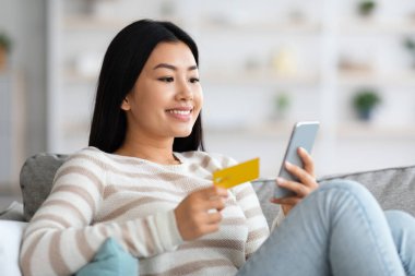 Çevrimiçi Bankacılık Uygulaması Kullanan Akıllı Telefonu ve Kredi Kartı Olan Mutlu Asyalı Kadın