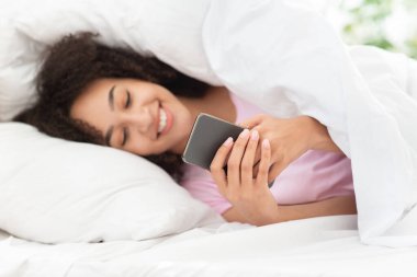 Mutlu duygular, iyi mesaj ve reklam, mobil uygulama ve evde rahatla