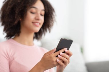 Covid-19 kilitlenirken modern online iletişim, evde yalnız, yeni normal, güvenli