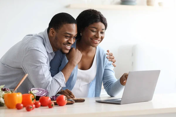 Glückliches schwarzes schwangeres Paar sucht online nach Rezepten — Stockfoto