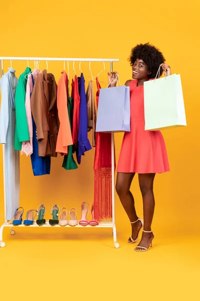 Podekscytowany Afryki Lady Showing Shopper torby stojące w studio, pionowe — Zdjęcie stockowe