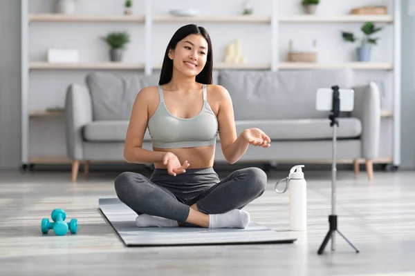 Concepto de Yoga en Línea. Sonriente Asiática Maestra Streaming Fitness Training Desde casa —  Fotos de Stock