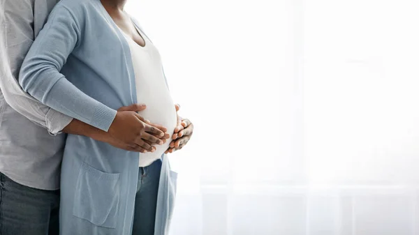 Gehakt van zwart zwanger paar bonding thuis — Stockfoto