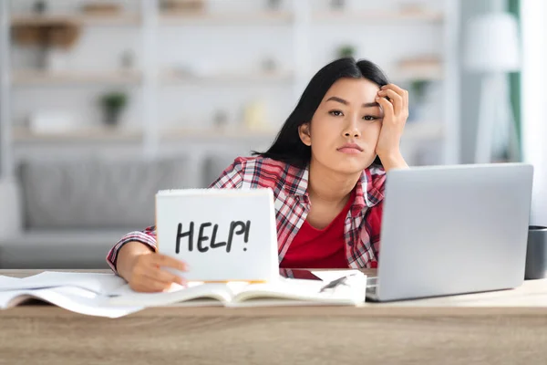 Problemi di istruzione remota. Esausto asiatico studentessa stanca di imparare online — Foto Stock