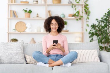 Covid-19 salgını sırasında modern kadın blog yazarı evde