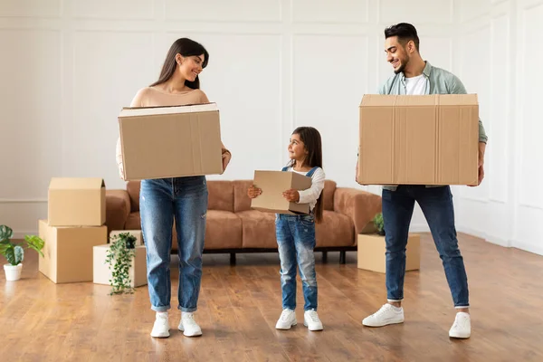 Щаслива молода сім'я тримає коробки в новій квартирі — стокове фото