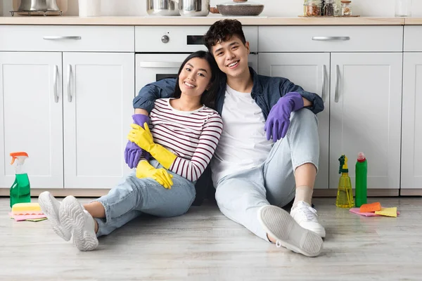 Duro trabajo asiático pareja tener descanso mientras limpieza casa — Foto de Stock