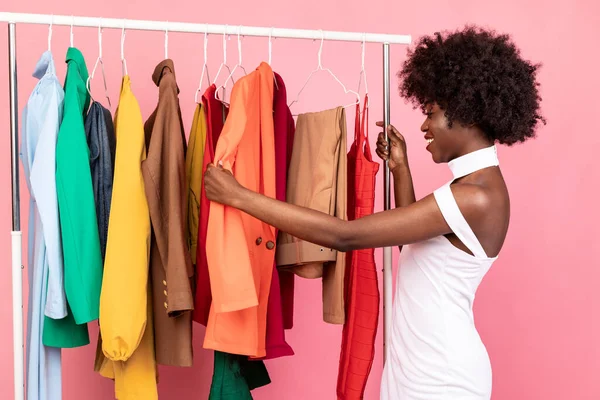 アフリカ系アメリカ人女性のショッピング選択と購入服、ピンクの背景 — ストック写真