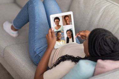 Covid-19, kendini izole etme, hafta sonu ve aile uzaktan kumandasıyla online sohbet