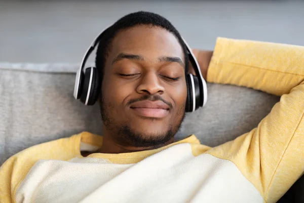 아프리카계 미국 남자, 소파에서 휴식, 음악듣기 — 스톡 사진