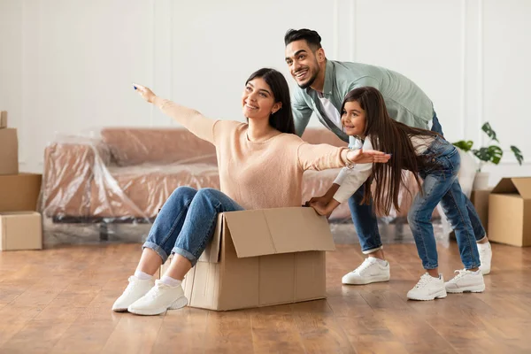 Щаслива арабська сім'я святкує день переїзду в новій квартирі — стокове фото