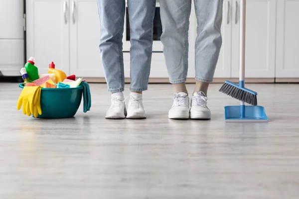 Неузнаваемый мужчина и женщина убирают кухню вместе — стоковое фото