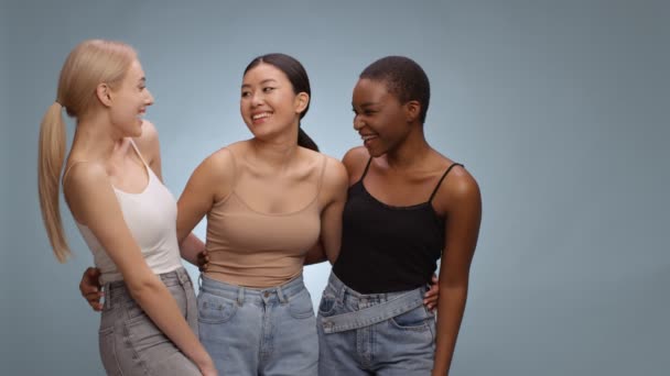 Drie vrolijke, diverse dames vrienden die samen een band vormen en opzij kijken en ruimte vrijmaken, glimlachen naar de camera, slow motion — Stockvideo
