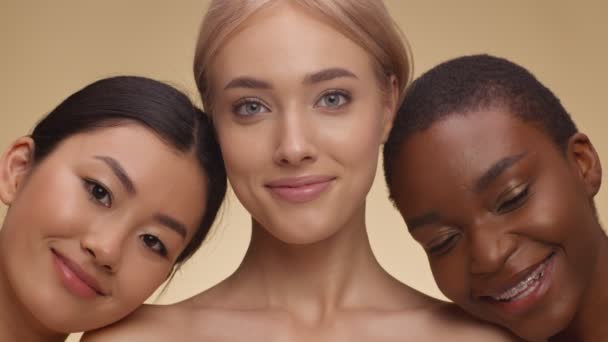 Variedade de beleza. Close up retrato de asiático, caucasiano e Africano americano senhoras abraçando e sorrindo para câmera — Vídeo de Stock
