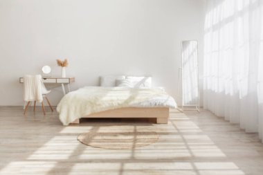 Basit bir ev tasarımı, şık bir yatak odası, güneş ışığı.