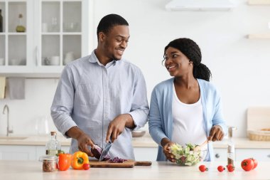 Siyahi bir çiftin birlikte yemek yapmasını beklemeyi seviyorum.