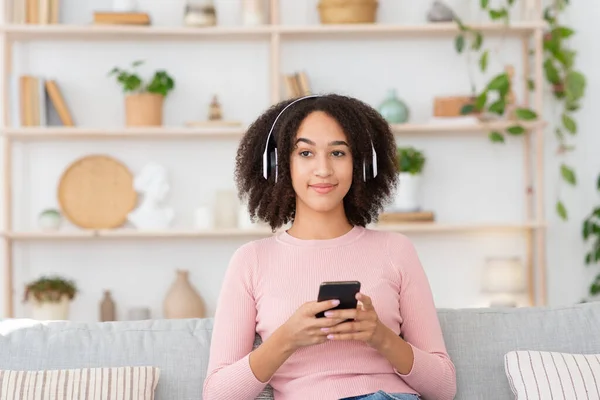 Buon tempo libero a casa, pausa musica e gadget con audio — Foto Stock